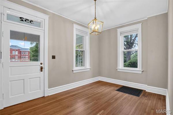 552 Clark ST, St Charles, MO 63301