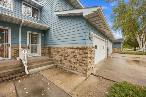787 Royal Oaks DR N, Fargo, ND 58102