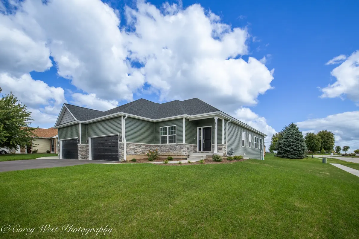 2206 Maggie LN, Sycamore, IL 60178