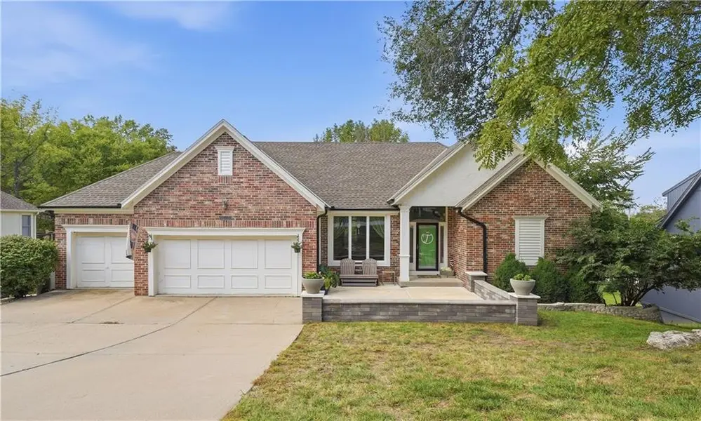 16024 Meadow LN, Stilwell, KS 66085