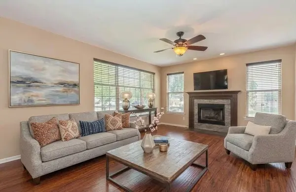 9411 Fountain Point CIR, Darien, IL 60561