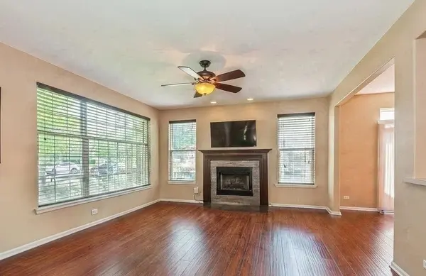 9411 Fountain Point CIR, Darien, IL 60561