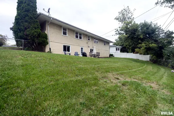 2837 W SUSAN Curve, Peoria, IL 61615