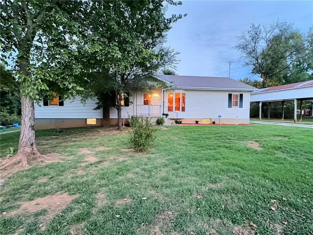 1232 N Tucker ST, Nevada, MO 64772