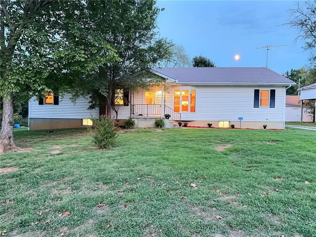 1232 N Tucker ST, Nevada, MO 64772