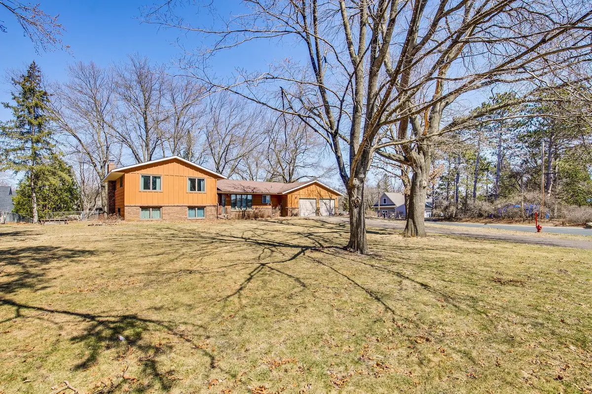 1050 Nelson DR, Shoreview, MN 55126