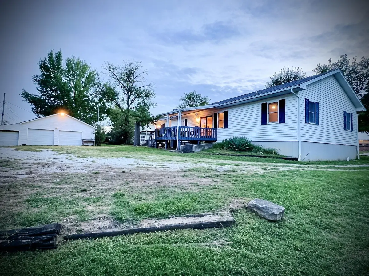 1232 N Tucker ST, Nevada, MO 64772