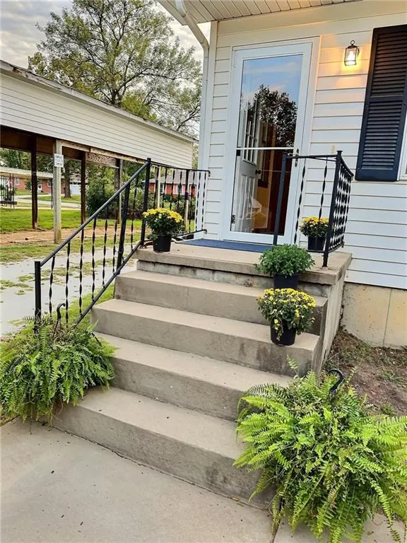 1232 N Tucker ST, Nevada, MO 64772