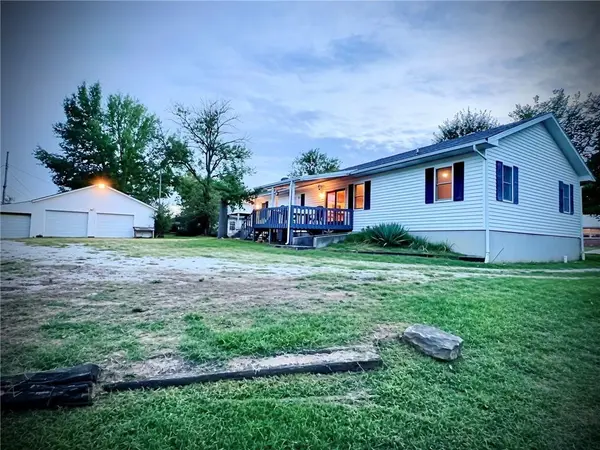 1232 N Tucker ST, Nevada, MO 64772