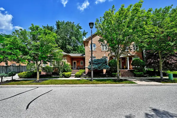 2 Winterberry DR, Markham, ON L3S 4G3