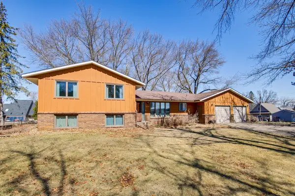 1050 Nelson DR, Shoreview, MN 55126