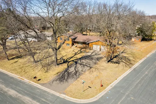 1050 Nelson DR, Shoreview, MN 55126