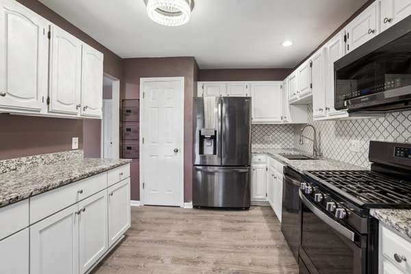 210 Glasgow LN #Z1, Schaumburg, IL 60194