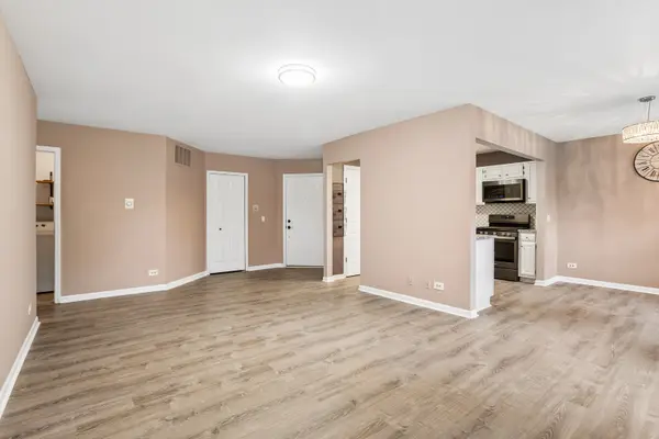 210 Glasgow LN #Z1, Schaumburg, IL 60194