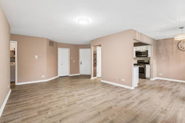 210 Glasgow LN #Z1, Schaumburg, IL 60194