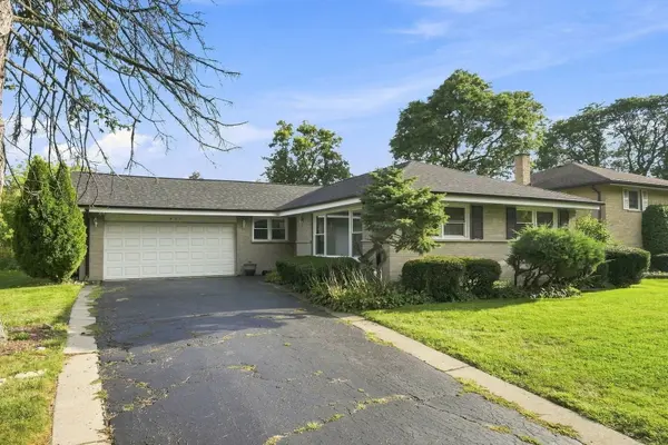 807 E Golfview DR, Mount Prospect, IL 60056