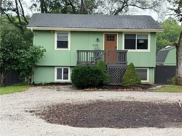 6310 NW Waukomis DR, Kansas City, MO 64151