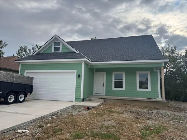 827 Old Paint RD, Raymore, MO 64083