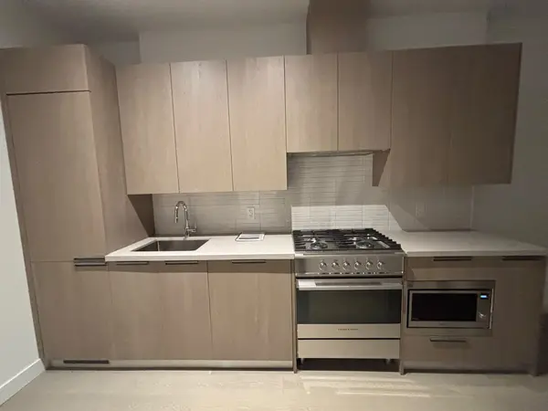 160 Kingsway CRES #806, Toronto W08, ON M8X 0B5