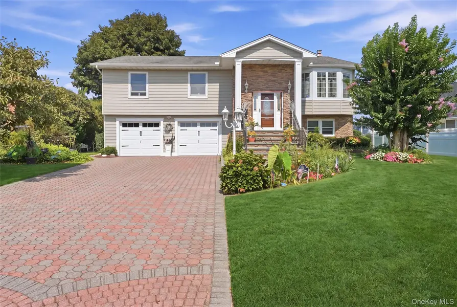 121 Drake CT, West Islip, NY 11795