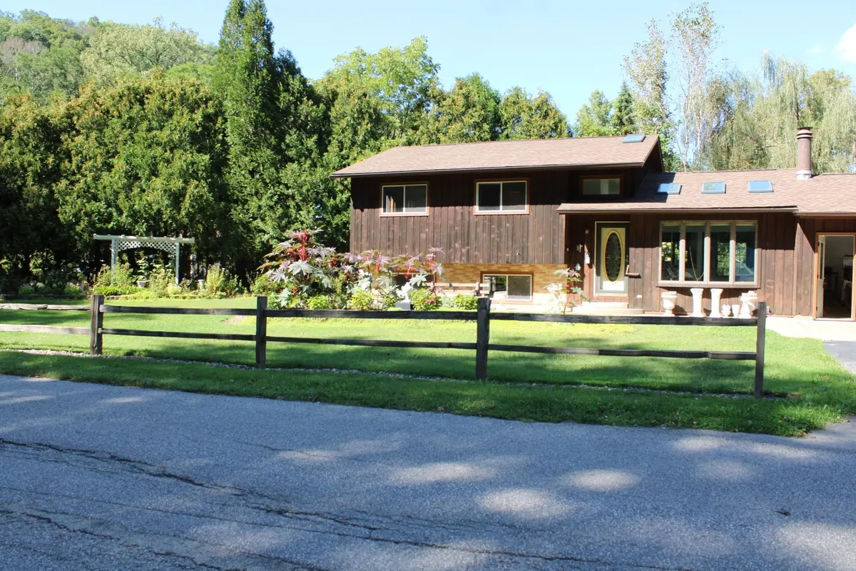 S3561 Chicken Valley RD, Fountain City, WI 54629