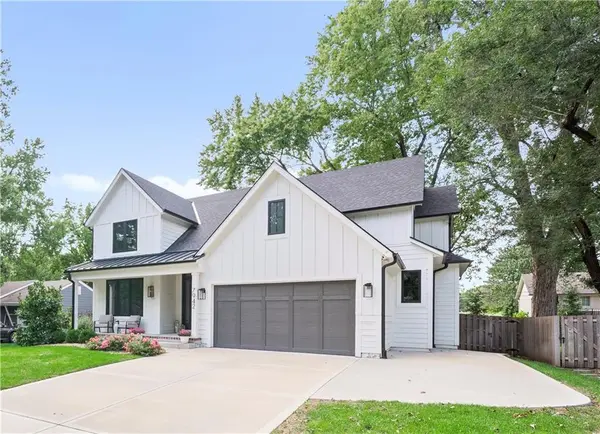 7942 Reinhardt LN, Prairie Village, KS 66208