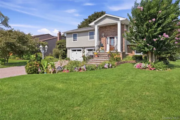 121 Drake CT, West Islip, NY 11795