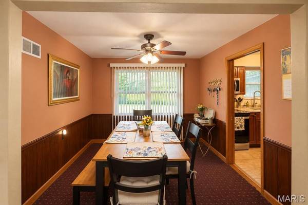 4806 Pierce LN, Godfrey, IL 62035