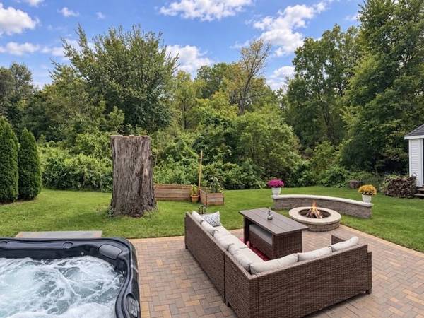 8002 Blivin ST, Spring Grove, IL 60081