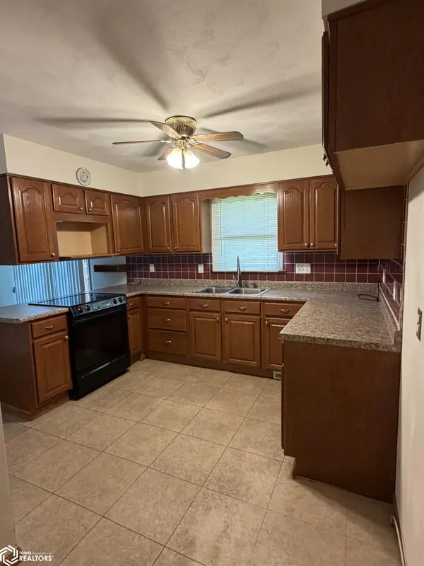 92 6th ST, West Point, IA 52656