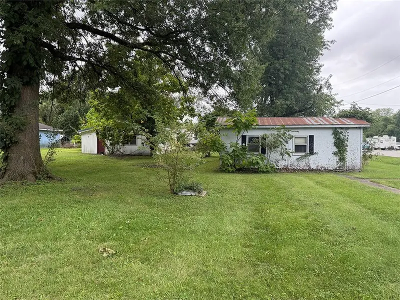 813 Elm ST, Henrietta, MO 64036