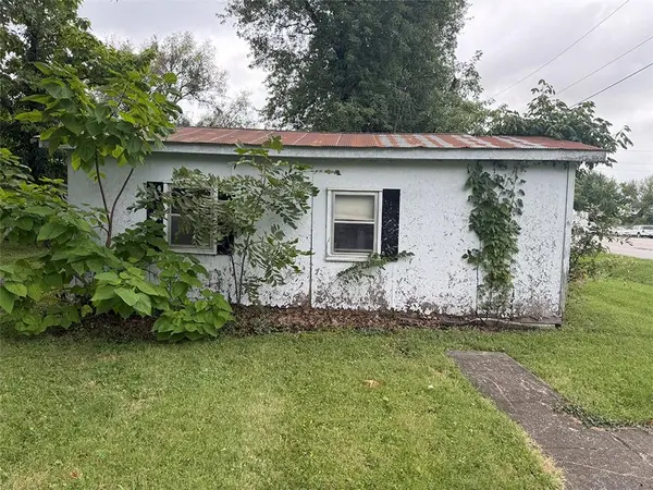 813 Elm ST, Henrietta, MO 64036