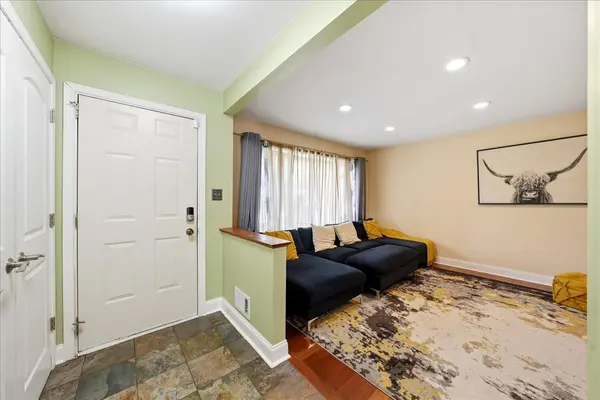 1097 Cypress LN, Elk Grove Village, IL 60007