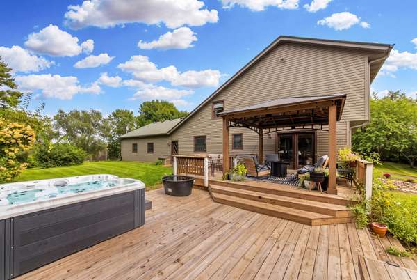 6904 E Rockton RD, Roscoe, IL 61073