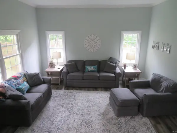 5011 E Timberwood DR, Newburgh, IN 47630