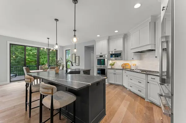 4215 Halsteads Bay LN, Excelsior, MN 55331