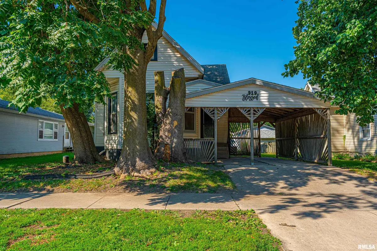 919 E JOHNSON ST, Clinton, IL 61727