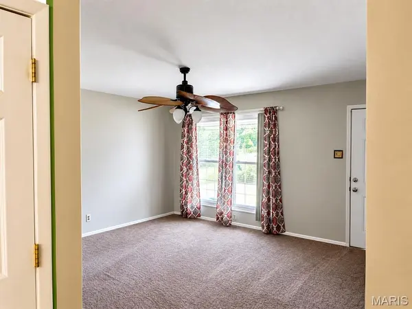 2 Smoke Tree DR, Fenton, MO 63026
