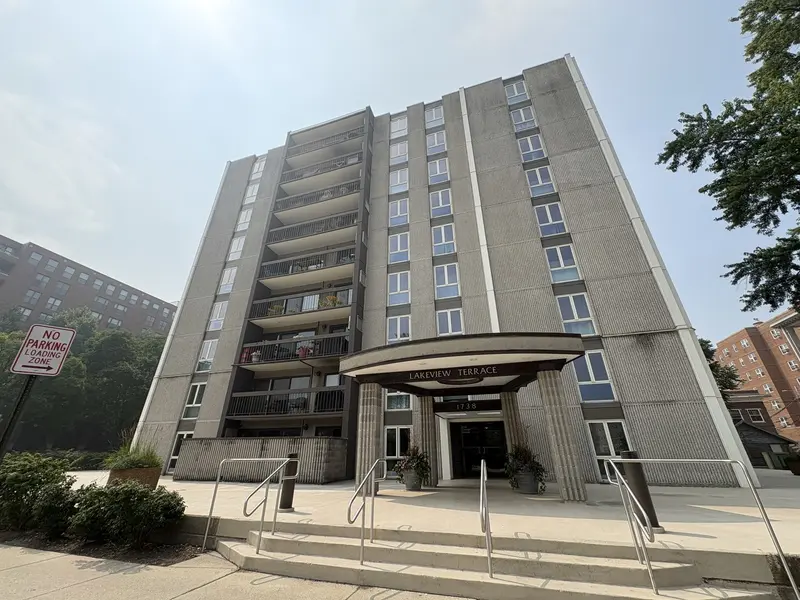 1738 Chicago AVE #302, Evanston, IL 60201