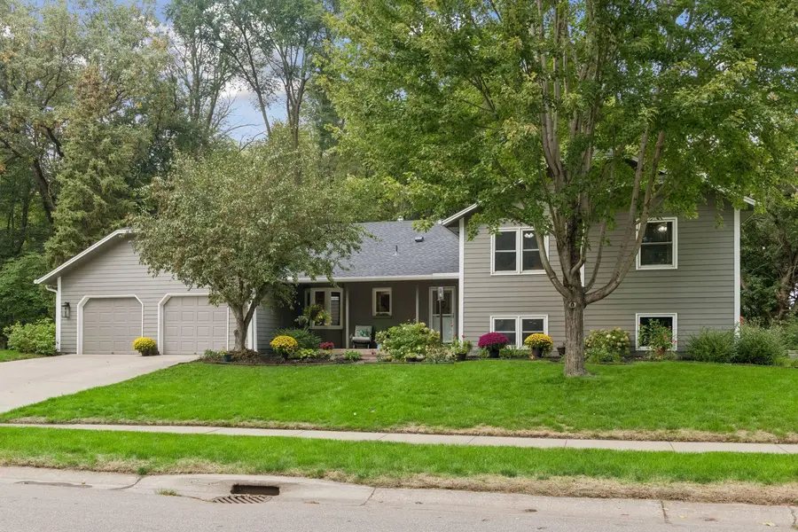 7646 Carnelian LN, Eden Prairie, MN 55346