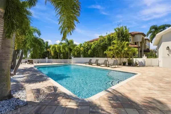 3905 FONTAINEBLEAU DR, Tampa, FL 33634