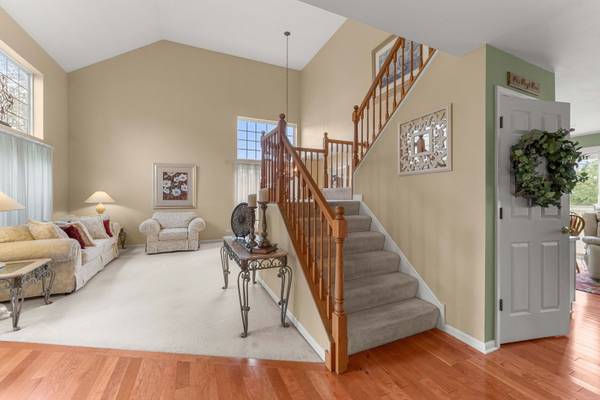 1256 Pennsbury LN, Aurora, IL 60502