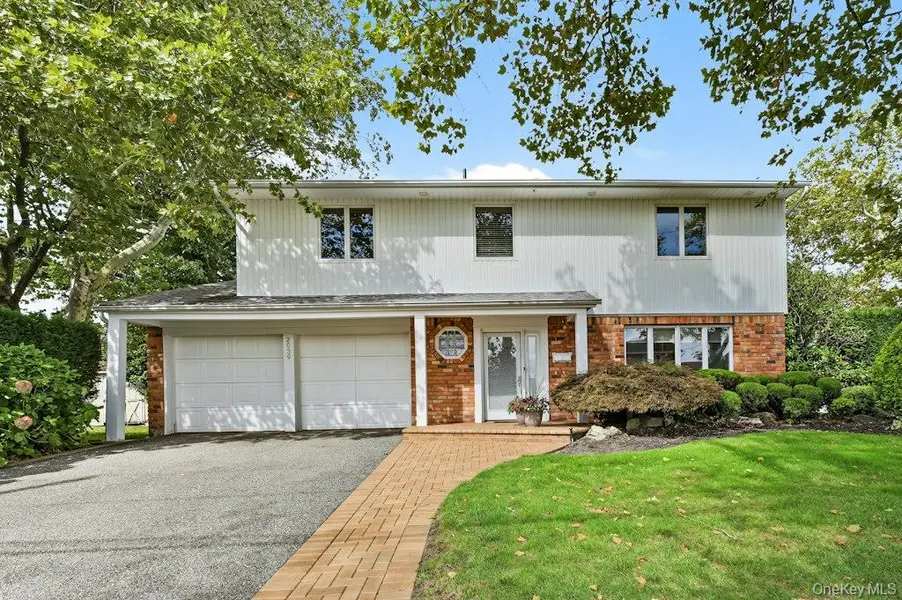 2039 Blanche LN, Merrick, NY 11566