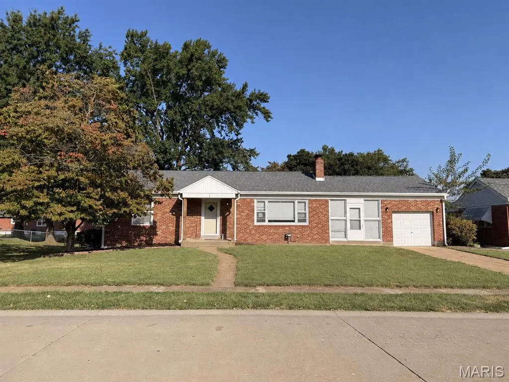 3 Locust DR, Florissant, MO 63031