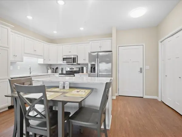 2592 Middle RD #217, Bettendorf, IA 52722