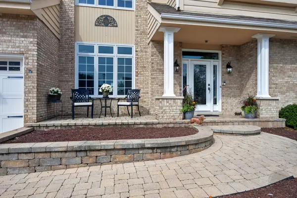 4020 White Eagle DR, Naperville, IL 60564
