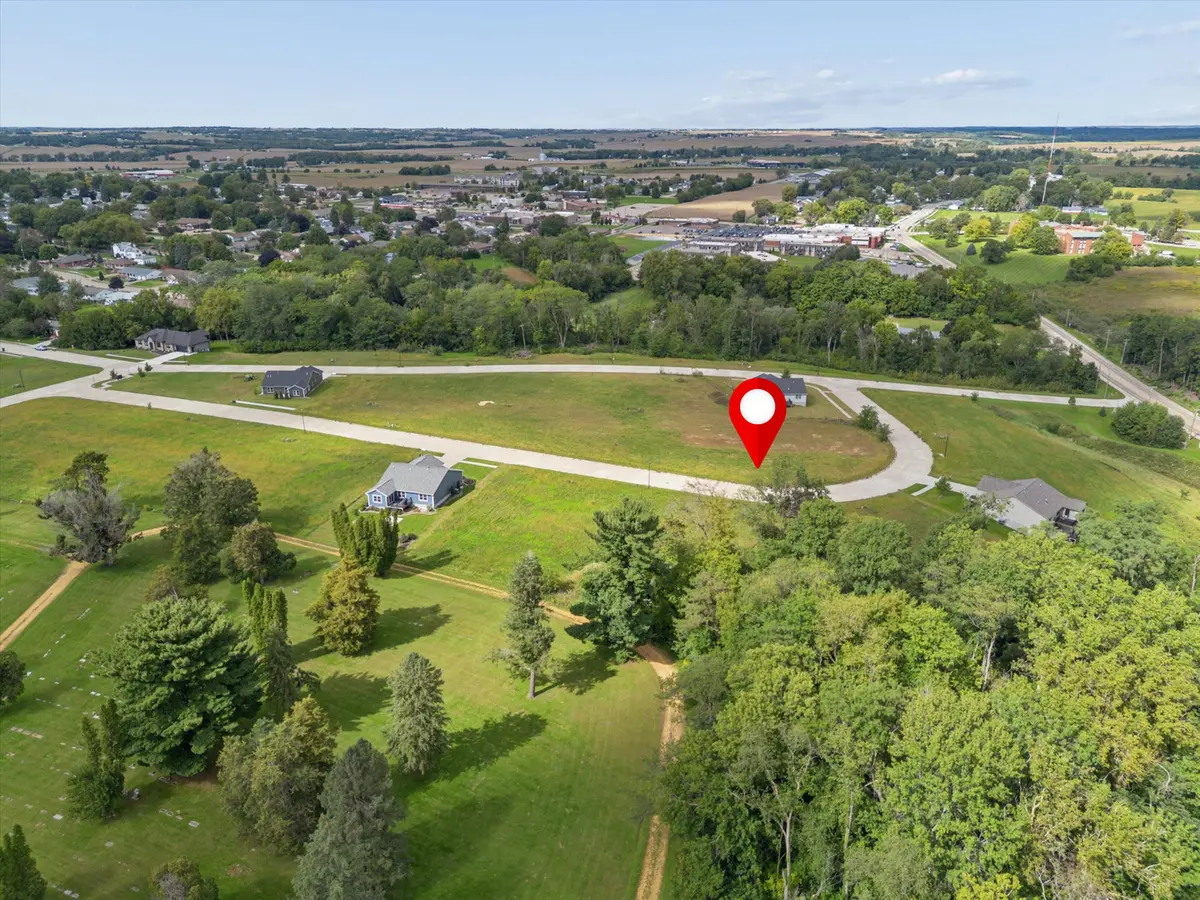912 Riverstone RD, Clinton, IA 52732