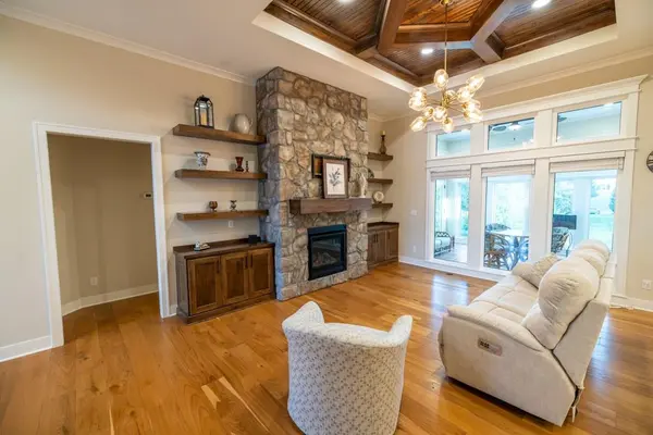 4200 NE Chapel Manor DR, Lee's Summit, MO 64064