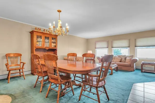 7 Eve LN, Levittown, NY 11756