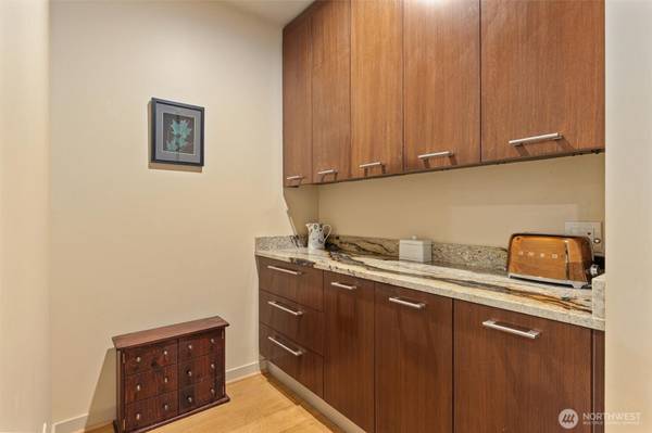 631 Market ST #401, Kirkland, WA 98033